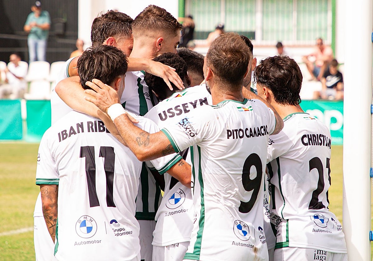 Los jugadores del Torremolinos celebran el primer tanto de su equipo ante el Tarazona.