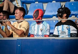 Aficionados del Málaga, disfrazados de Deadpool y Batman, en El Alcoraz el pasado sábado.