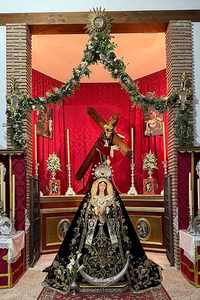 La Virgen de los Dolores de Churriana, expuesta en besamanos, delante del Nazareno.