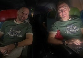 Marcos Cerveró y Mario Bárbara, trabajando en el vuelo de Málaga a Estambul.