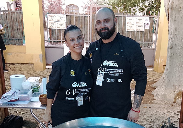 David García y Beni Petrova antes de preparar la paella valenciana.