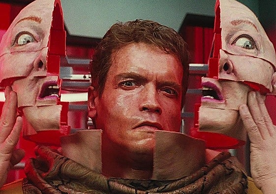 Arnold Schwarzenegger, en un mítico fotograma de 'Desafío total', el título de su intervención en SDCCM.