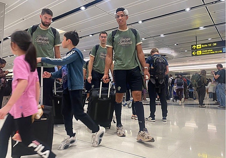 Tillie, Sulejmanovic y Pérez, a la llegada al aeropuerto de Singapur.