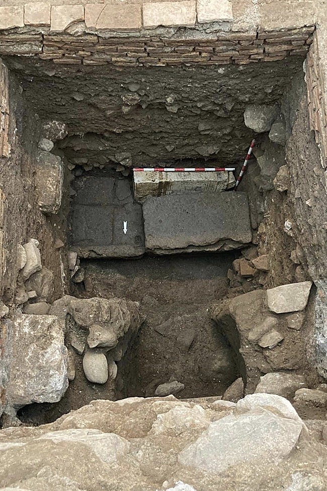 Posición en la que ha aparecido el ara del altar en la excavación.