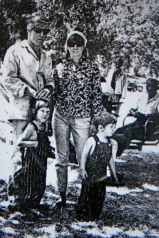 El actor Robert Redford, su mujer Lola y sus hijos Shauna y Jamie, en 1966, en Mijas.