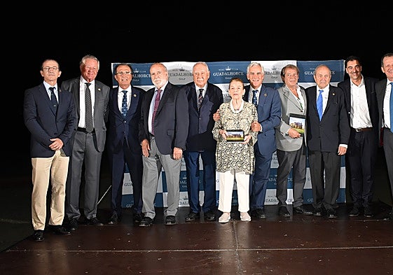 Varios de los fundadores del Club Guadalhorce, junto al presidente del club, Ángel Gancedo, y a los autores del libro 'Del sueño al swing'.