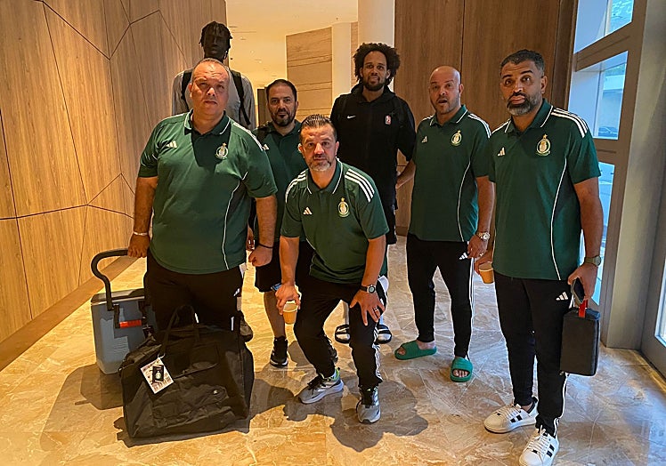 Técnicos y jugadores del Alahli, antes de un entrenamiento.