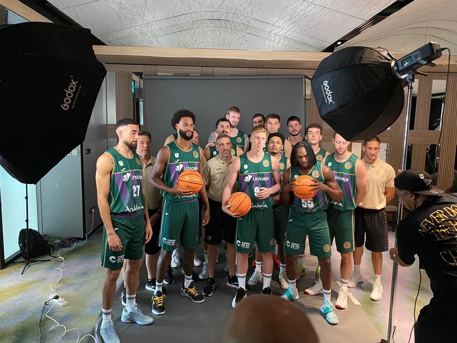 Primera foto oficial de temporada del Unicaja en Singapur