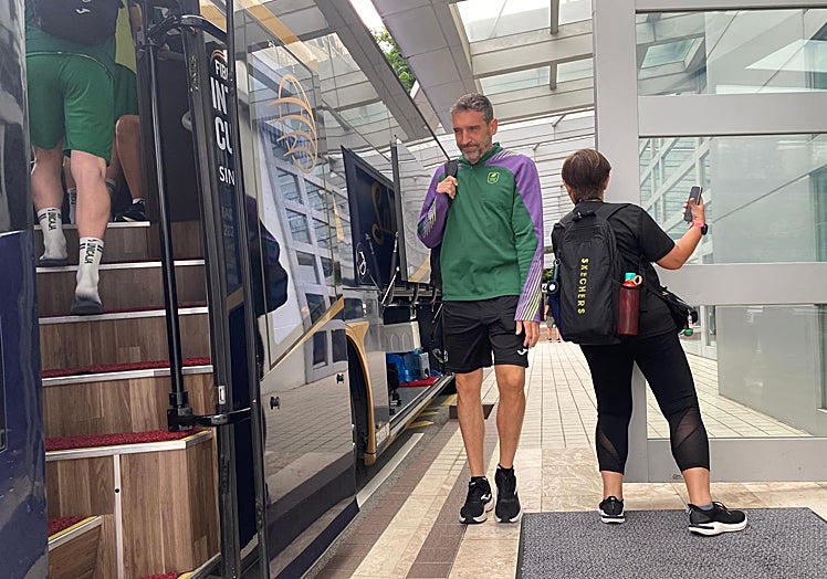 Ibon Navarro se sube al autobús que llevó al equipo al entrenamiento.