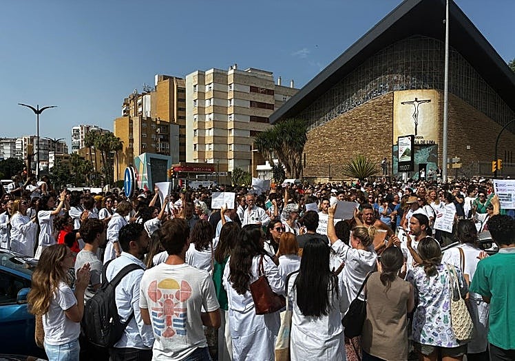 Los médicos cortaron el tráfico en la Avenida Carlos Haya en la huelga del 13 de junio.