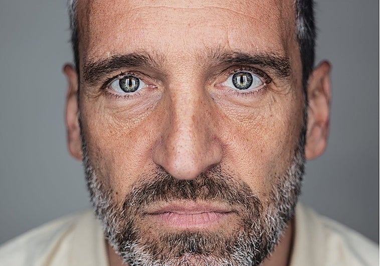 Ibon Navarro, con rostro serio en la sesión de fotos oficial de la FIBA, ayer en Singapur.