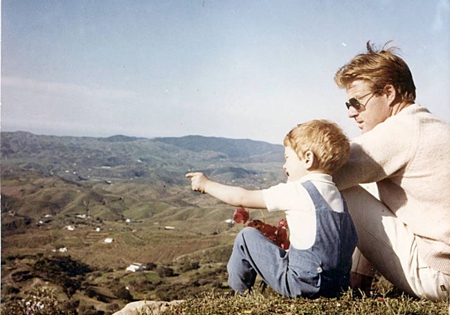 Robert Redford, con su hijo James, con el horizonte de la Sierra de Mijas en 1966.