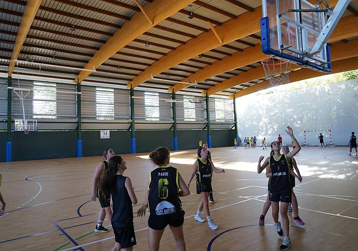 Varias niñas juegan en las reformadas pistas semicubiertas del Rodeo.