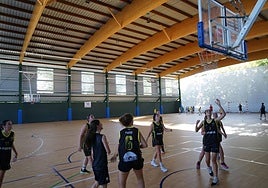 Varias niñas juegan en las reformadas pistas semicubiertas del Rodeo.