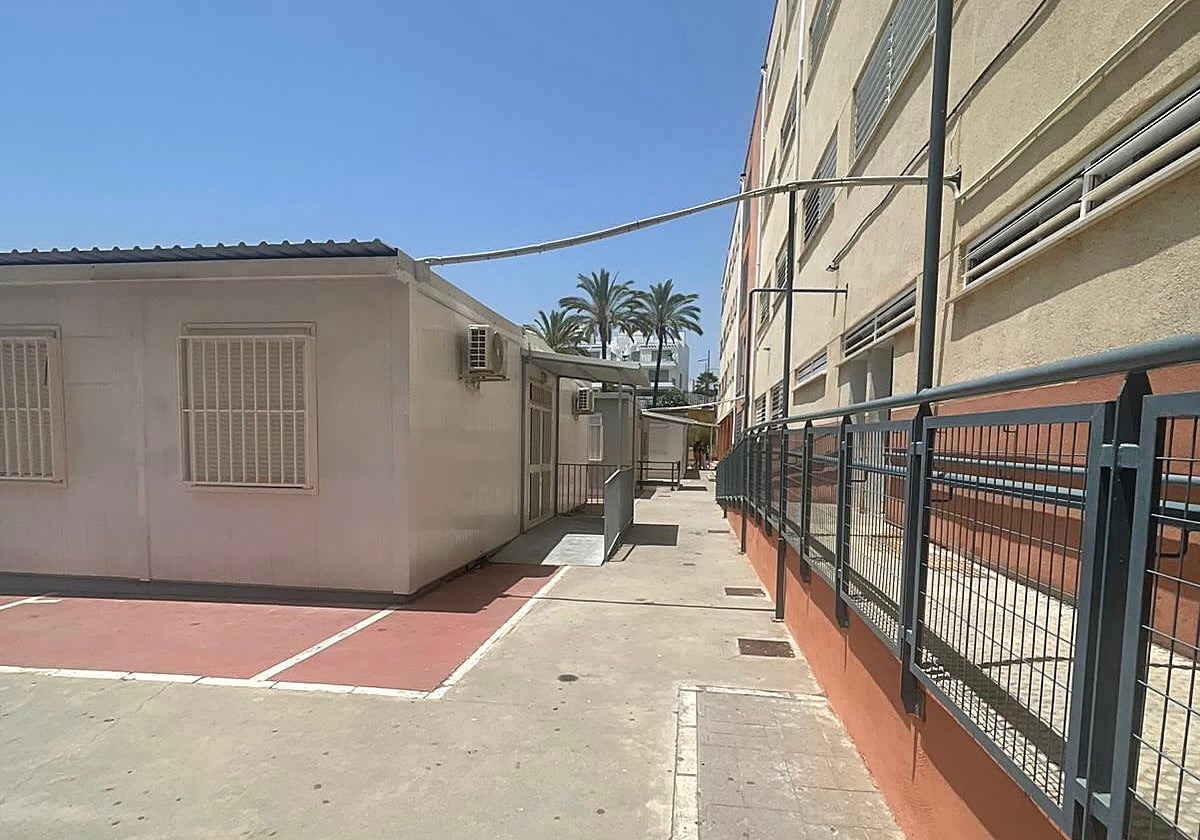 Aulas prefabricadas del IES Tomás Hormigo, sobre las pistas deportivas del centro.