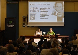 La periodista Regina Sotorrío y la artista Paloma San Basilio, en el encuentro del Aula de Cultura de SUR, este miércoles en el Salón de Actos Unicaja.