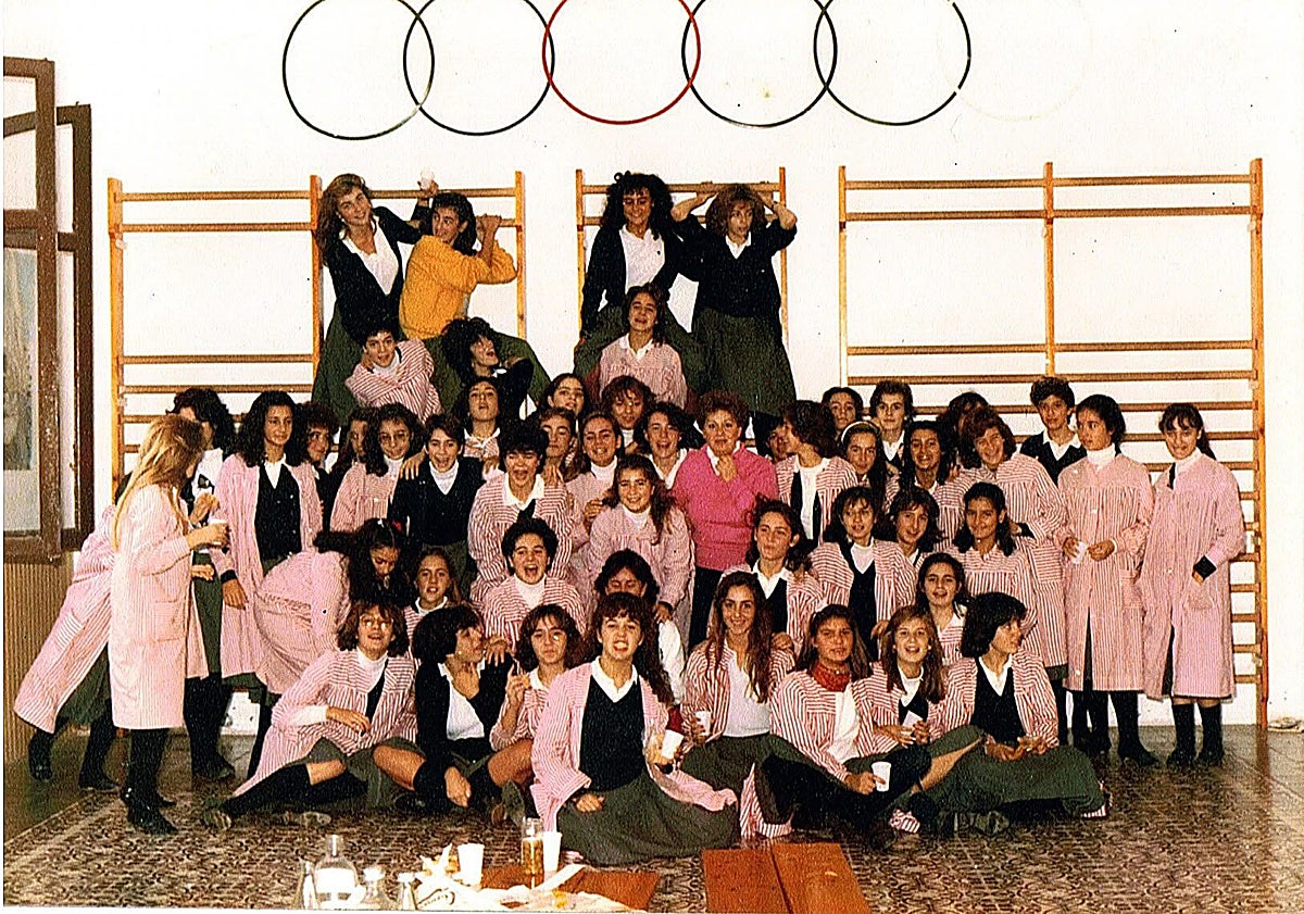 Imagen principal - Imágenes antiguas cedidas por el equipo de dirección del colegio El Monte. 