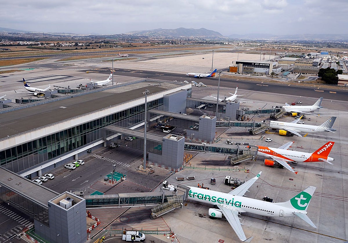 Vista aérea de aviones estacionados en el aeropuerto de Málaga.
