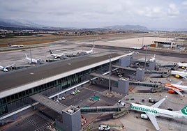 Vista aérea de aviones estacionados en el aeropuerto de Málaga.