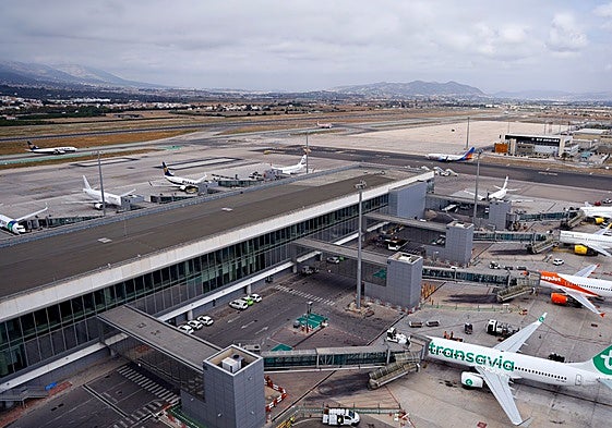Vista aérea de aviones estacionados en el aeropuerto de Málaga.