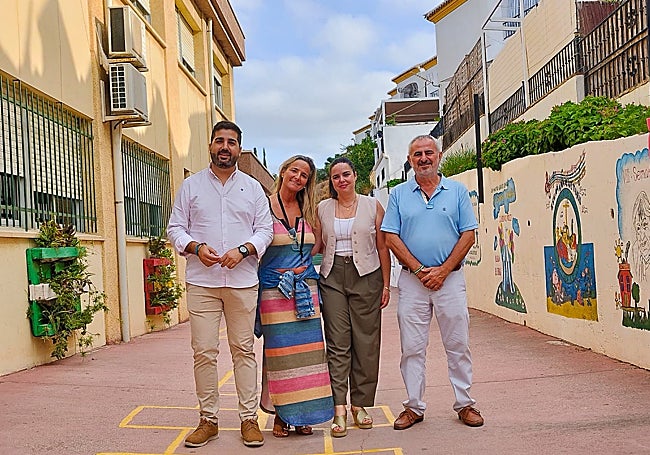 Ediles del gobierno bipartito, de PP y GIPMTM, en el colegio de Caleta de Vélez.