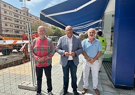 El primer teniente de Alcalde, el alcalde veleño y el concejal de Infraestructuras, este miércoles en la zona de los trabajos.