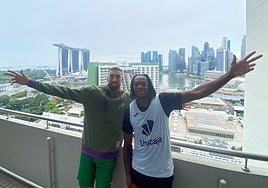 Chris Duarte y Kendrick Perry posan para SUR en la planta 22 del hotel de concentración.