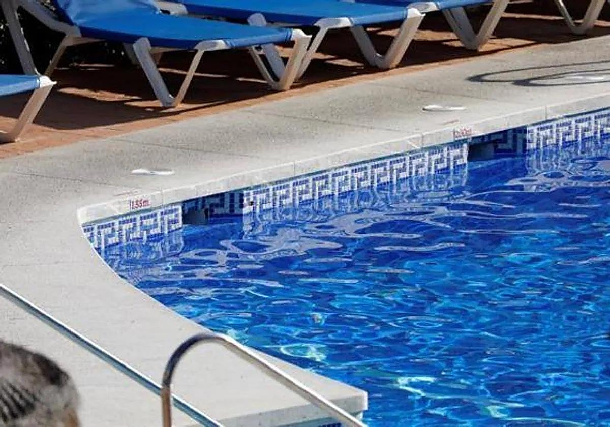 Muere un turista en una piscina en Marbella, donde jugaba con un amigo tras consumir alcohol y droga