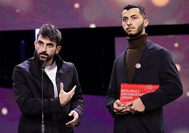Los directores del documental Yuval Abraham y Basel Adra, en la Berlinale.