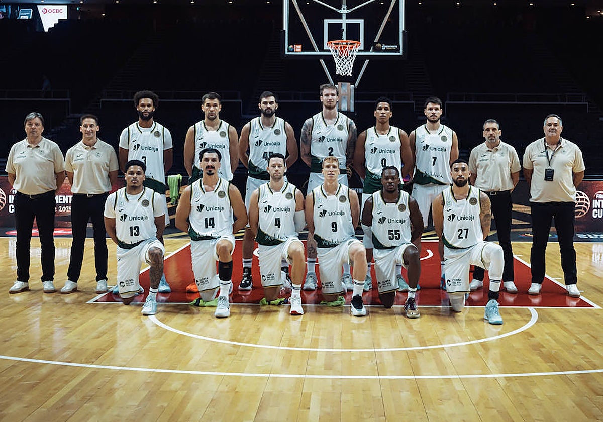 La plantilla se hizo la foto oficial antes del partido.