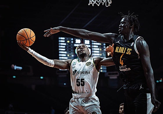 Perry trata de evitar los largos brazos de Maker en una acción del partido.