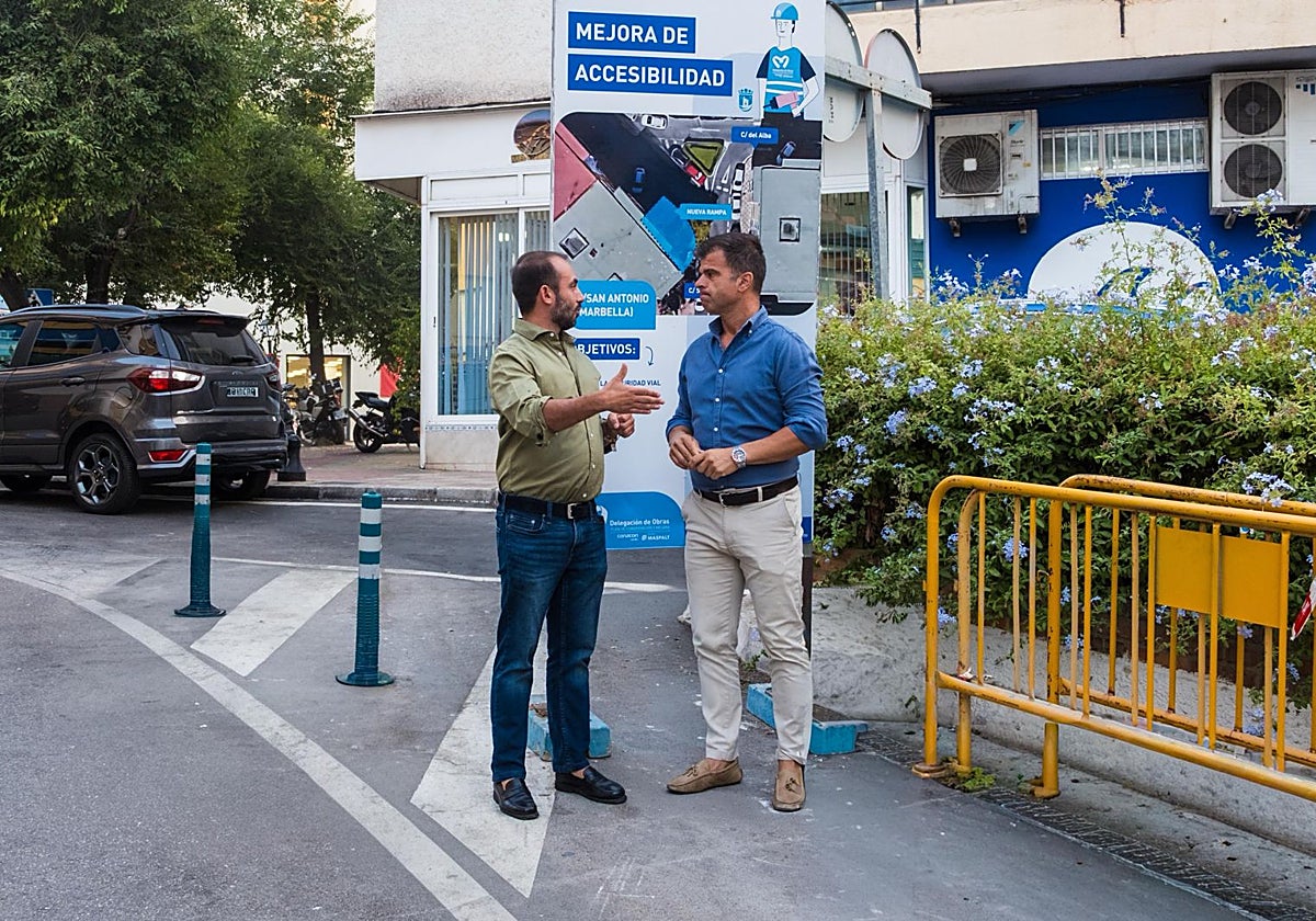 Los concejales de Obras, Diego López, y del distrito Marbella Este, Enrique Rodríguez, en la zona.