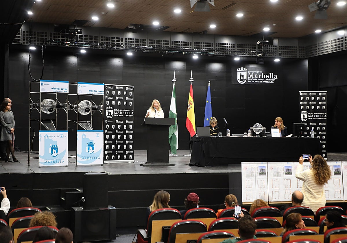 Imagen del sorteo para una promoción de 18 viviendas de alquiler joven, celebrado el pasado noviembre.