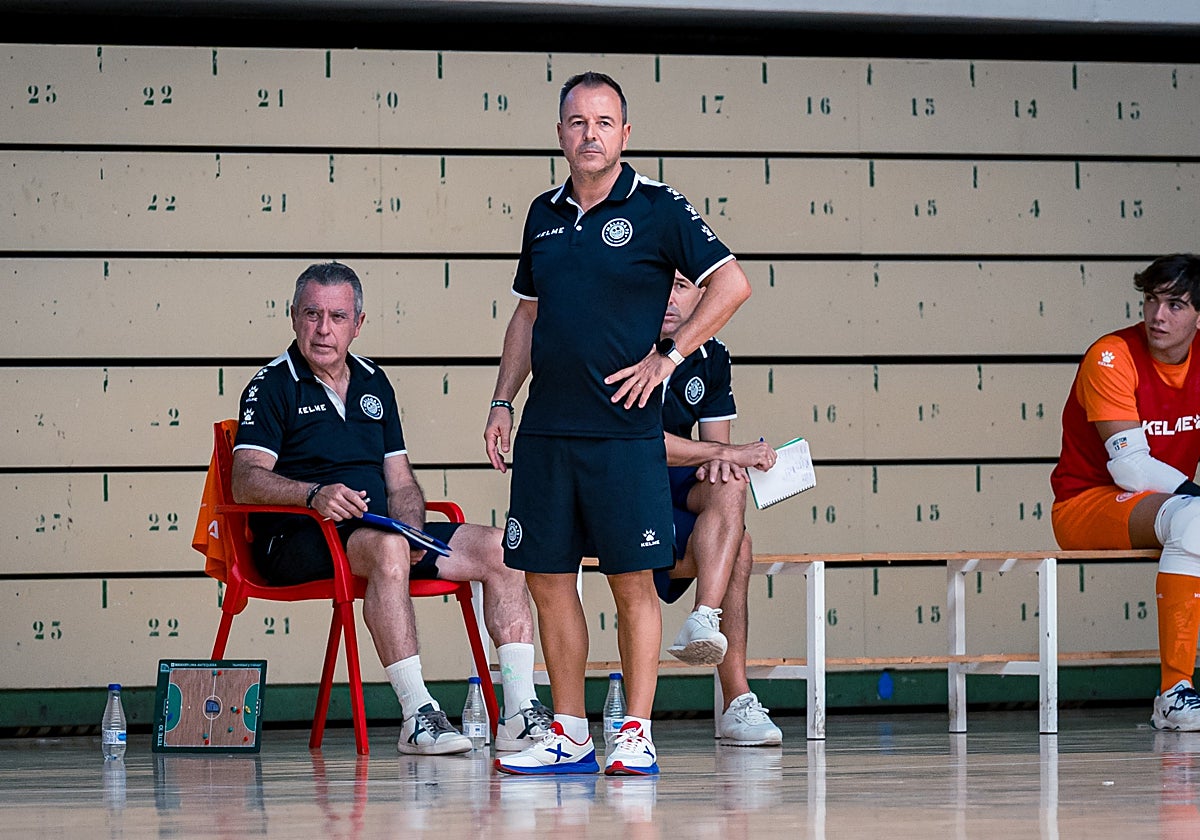 Tete, dirigiendo un partido de pretemporada.