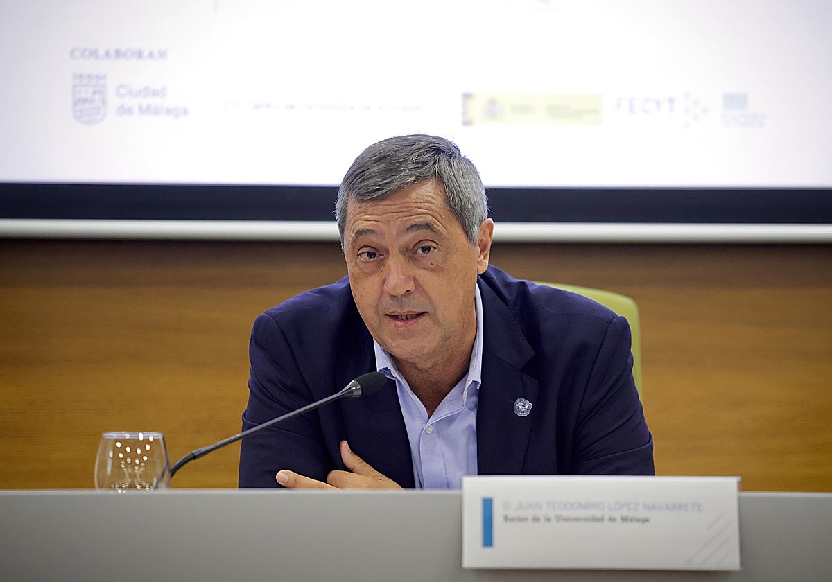 El rector de la UMA, Teodomiro López, este jueves en la presentación de la Noche Europea de los Investigadores.