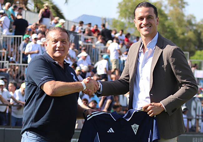 De la Varga, junto al director general del Marbella, Bernardo Espinosa.