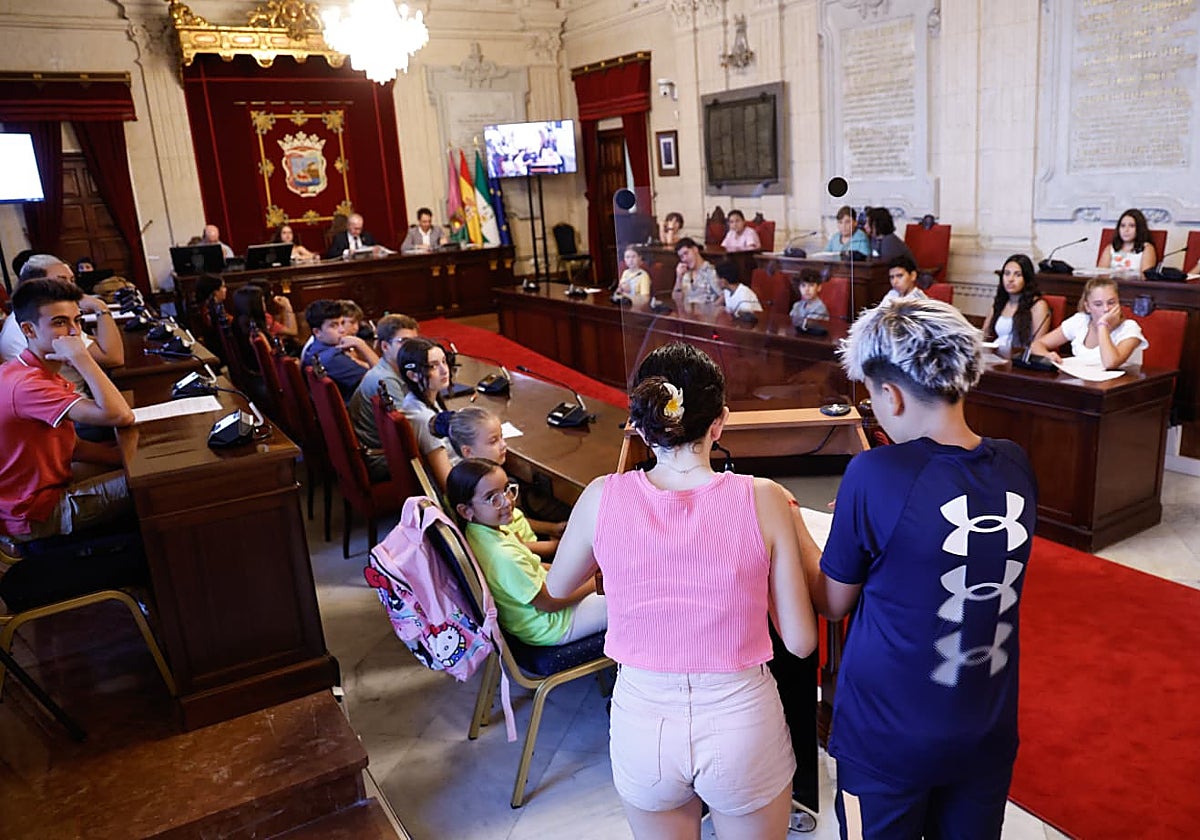 El Consejo Sectorial de la Infancia y la Adolescencia, este jueves por la tarde, en el salón de plenos del Ayuntamiento. Marilú Báez