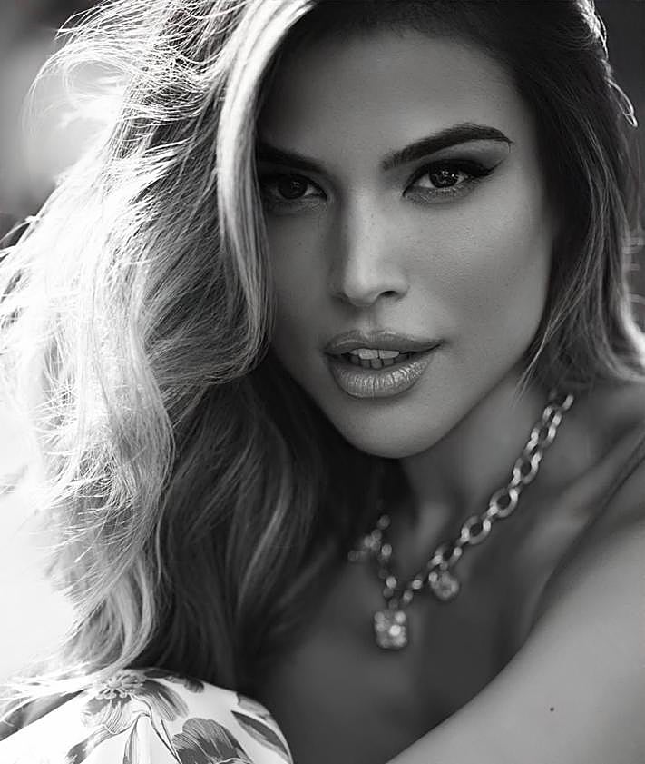 Imagen secundaria 2 - La top model malagueña Lidia Santos, nueva camarera de &#039;First Dates&#039;