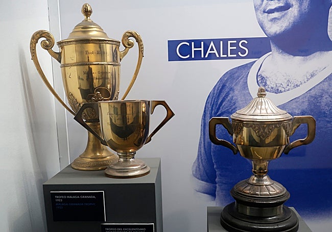 Algunos de los trofeos y copas del Málaga durante los años 20, 30 y 40.