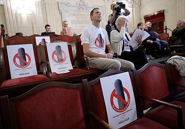 Miembros de la plataforma Defendamos Nuestro Horizonte durante un pleno municipal.