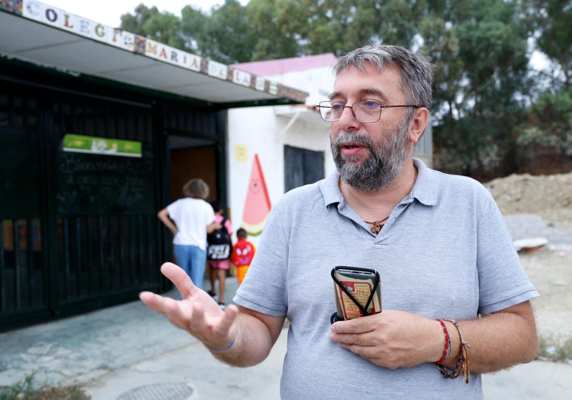 Patxi Velasco a la puerta de su colegio.
