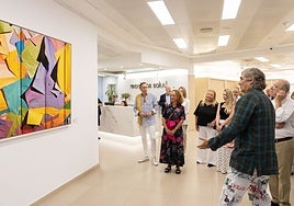 Hubertus von Hohenlohe explica una de sus obras en la inauguración de la exposición.