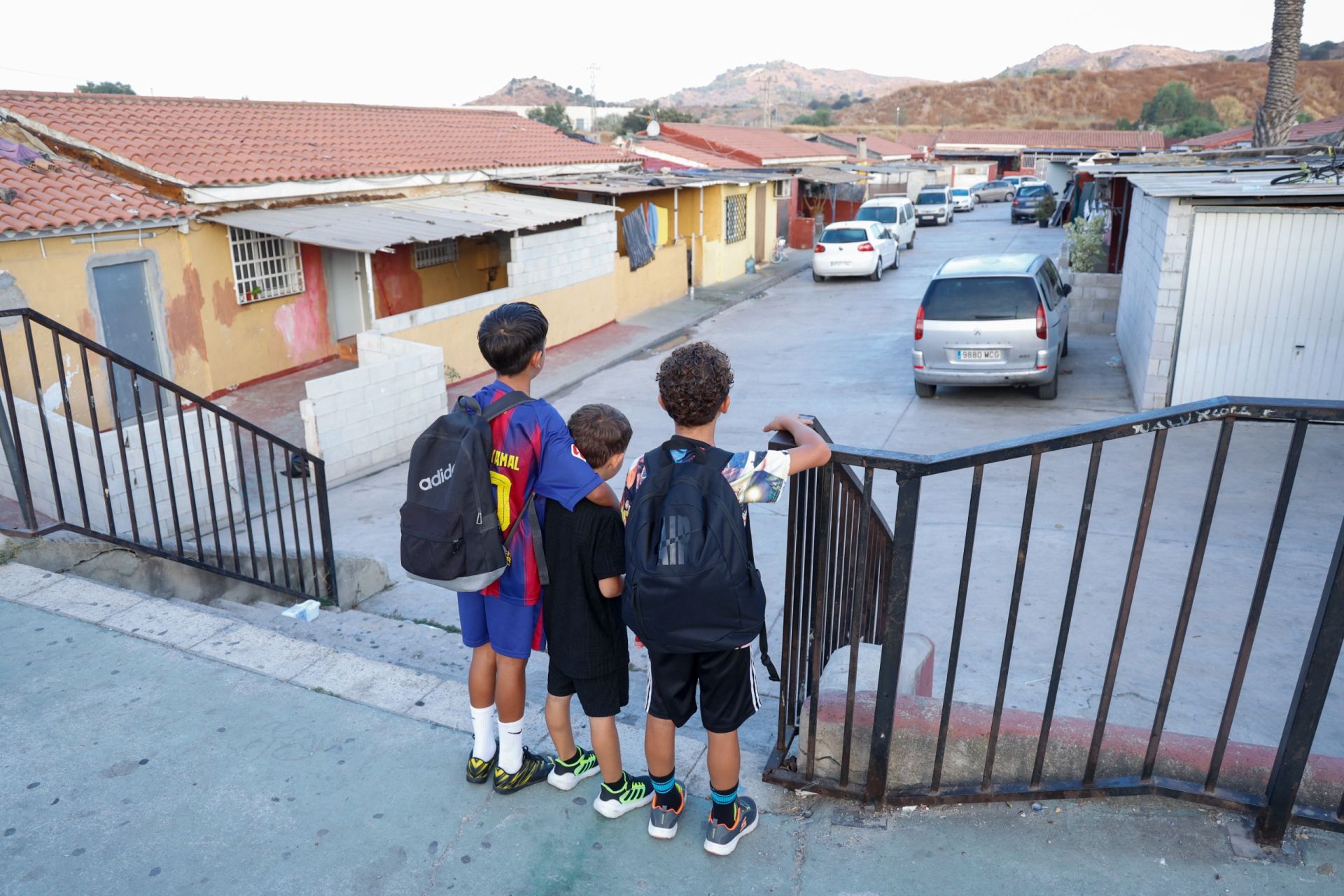 Los niños del barrio, preparados para ir al cole este martes.