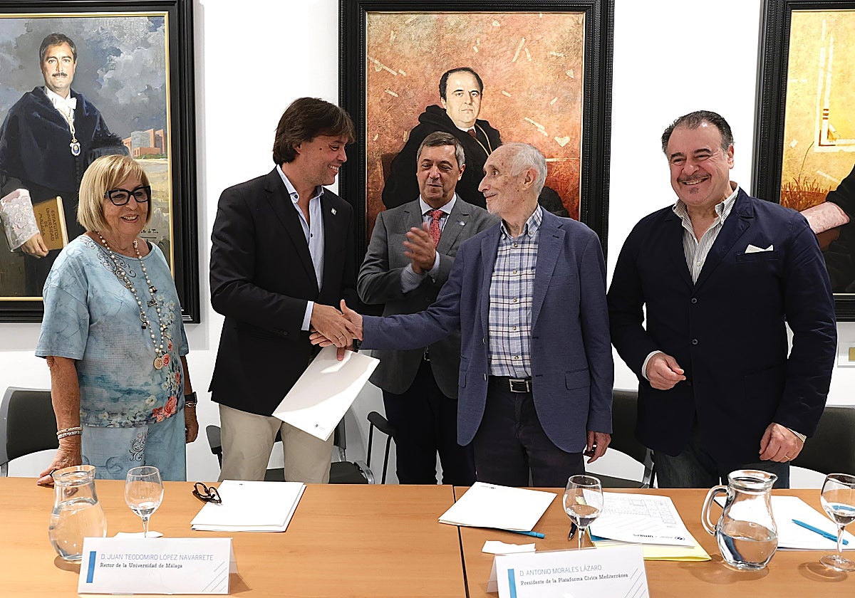 Momento de la firma del manifiesto, este viernes en el Rectorado de la UMA.