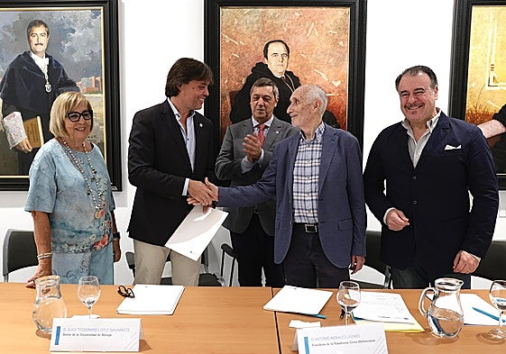 Momento de la firma del manifiesto, este viernes en el Rectorado de la UMA.
