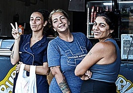 Las vecinas hacen escala en el burger de Marina Martín.