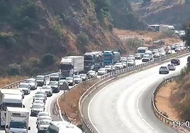Varios kilómetros de atascos por un accidente en Las Pedrizas