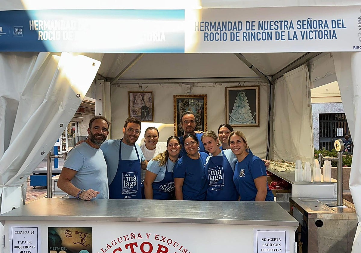 Imagen principal - Boquerones y caña cada 7 minutos: la hermandad rinconera del Rocío vende 150 kilos de pescado y tira 900 litros de cerveza en una barra solidaria