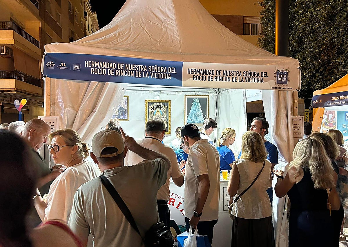 Imagen secundaria 1 - Boquerones y caña cada 7 minutos: la hermandad rinconera del Rocío vende 150 kilos de pescado y tira 900 litros de cerveza en una barra solidaria