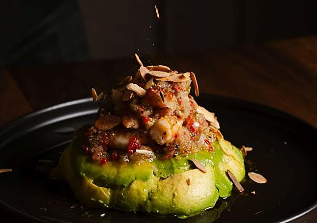 PUERTO CRISTAL Ensalada tibia de langostinos y aguacate. goma brand narratives